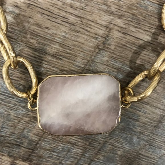 Elegant Gold Chain Necklace with Stone Accent - Picture 3 of 5